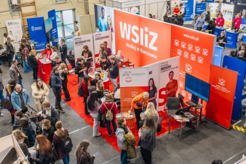 Czerwone stoisko WSIiZ na targach edukacyjnych przyciągało jak magnes