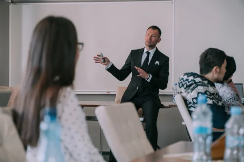 Studenci odrębnej ścieżki kształcenia Zarządzanie projektami II stopnia we WSIiZ w Rzeszowie podczas zajęć z ekspertem Komisji Europejskiej i Project Management Institute