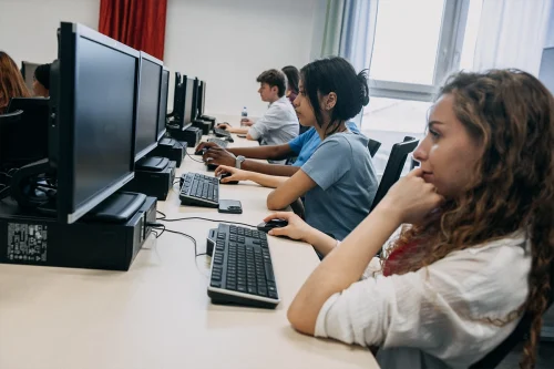 Studenci odrębnej ścieżki kształcenia Zarządzanie projektami II stopnia we WSIiZ w Rzeszowie podczas praktycznych zajęć