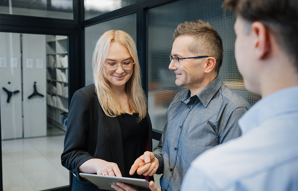 Studentka oraz prowadzący zajęcia na kierunku Analityka biznesowa i Big Data we WSIiZ w Rzeszowie