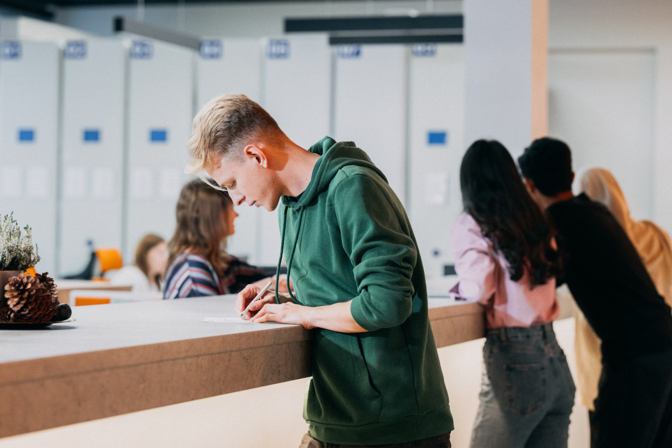 Student WSIiZ w Rzeszowie podpisujący dokumenty stypendialne