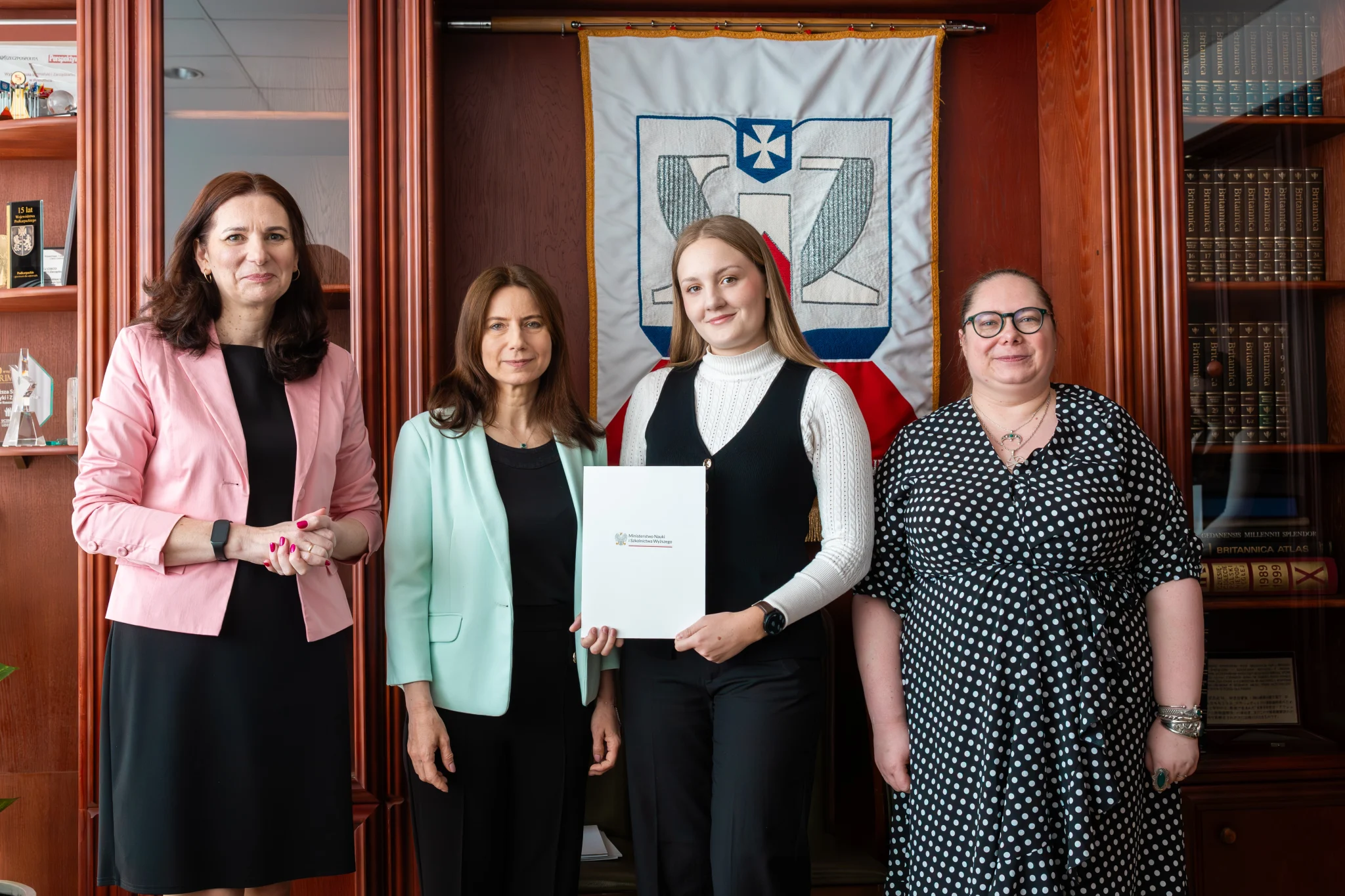 Stypendyści ministra nauki i szkolnictwa wyższego z WSIiZ wraz z mentorkami i władzami uczelni Stypendyści ministra nauki i szkolnictwa wyższego z WSIiZ wraz z mentorkami i władzami uczelni