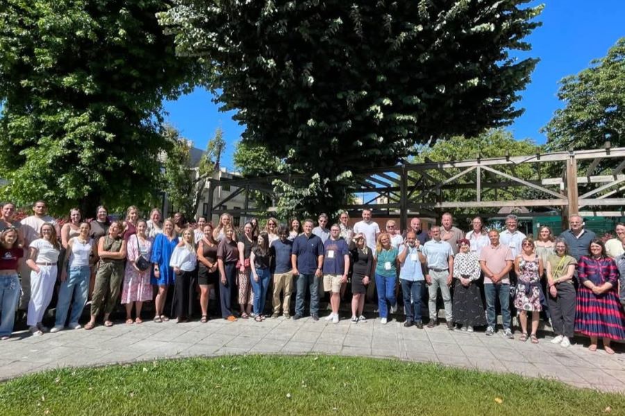 Wiele osób ustawionych do zdjęcia grupowiego