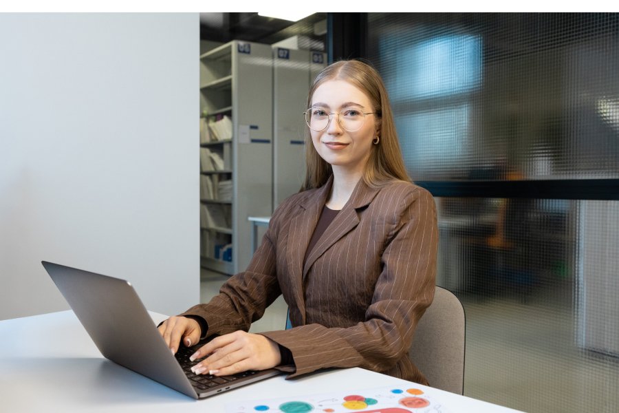 Studentka WSIiZ przy laptopie