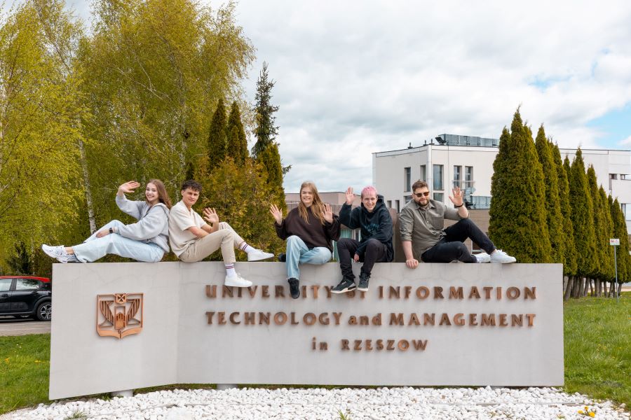Pięcioro studentów WSIiZ