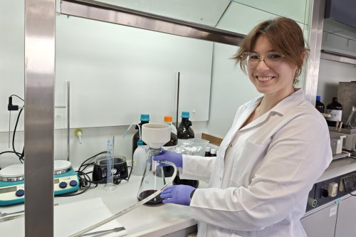 Badaczka WSIiZ w laboratorium