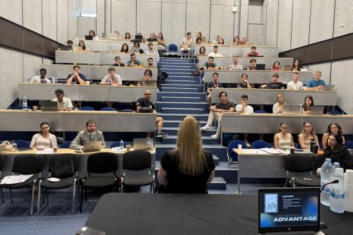 Sala wykładowa. W ławkach siedzą uczestnicy akademii