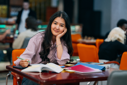 Studentka ucząca się do kolokwium
