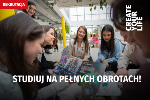 grupa młodych osób podczas studiów stacjonarnych we wsiiz